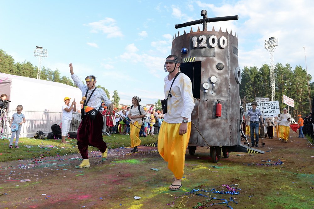 Еврейская свадьба, зомби и единоросс Шептий в короне – в Заречном на дне города прошел традиционный карнавал (ФОТО)
