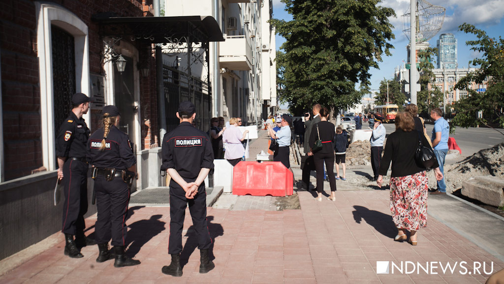 Пикет «против полицейского произвола» активисты провели на крыльце ФСБ (ФОТО)
