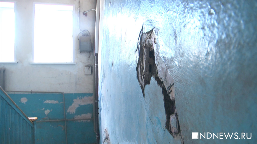 Новости хапремонта: в доме на Уралмаше рухнул потолок через год после завершения работ (ВИДЕО)