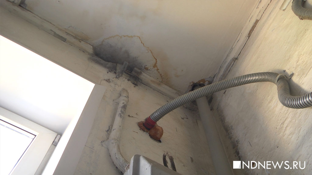 Новости хапремонта: в доме на Уралмаше рухнул потолок через год после завершения работ (ВИДЕО)