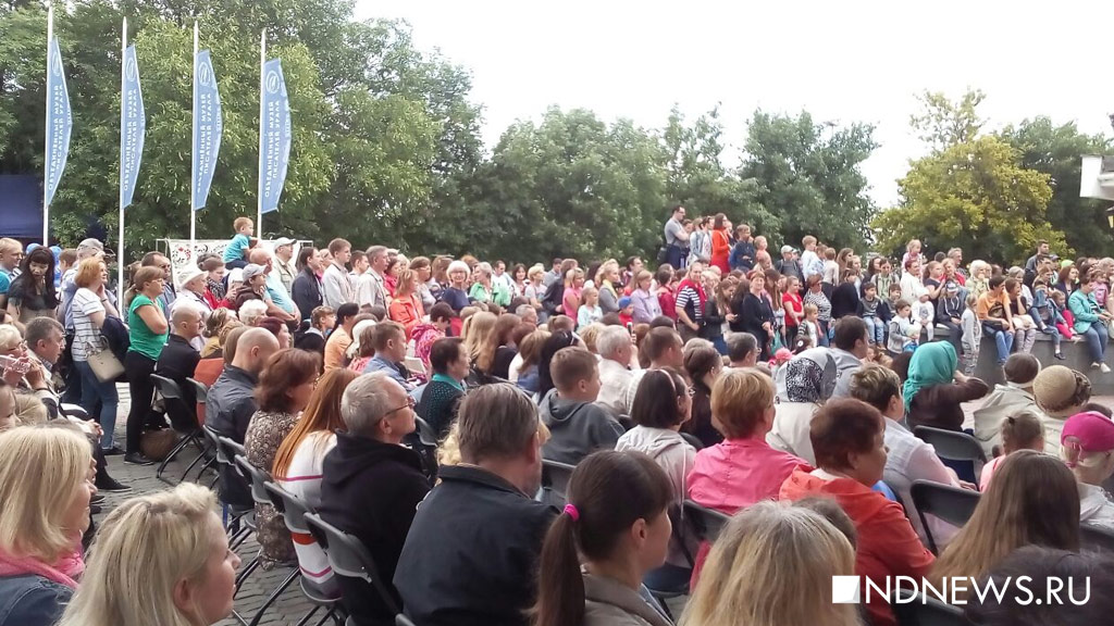 «Детей попросили выйти, будут сцены жестокости»: в Екатеринбурге начался фестиваль «Лица улиц» (ФОТО)