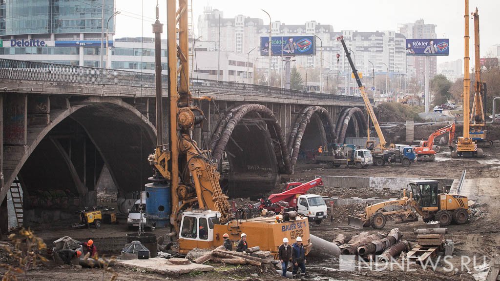 Ремонт Макаровского моста: рабочие переложили рельсы и соорудили мини-мост (ФОТО)