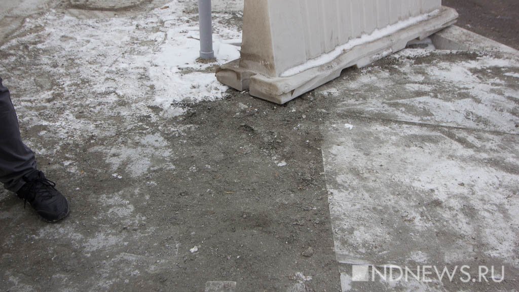 «Да так даже лучше!» – подрядчик объяснил зазоры и трещины в тротуаре на Ленина (ФОТО)