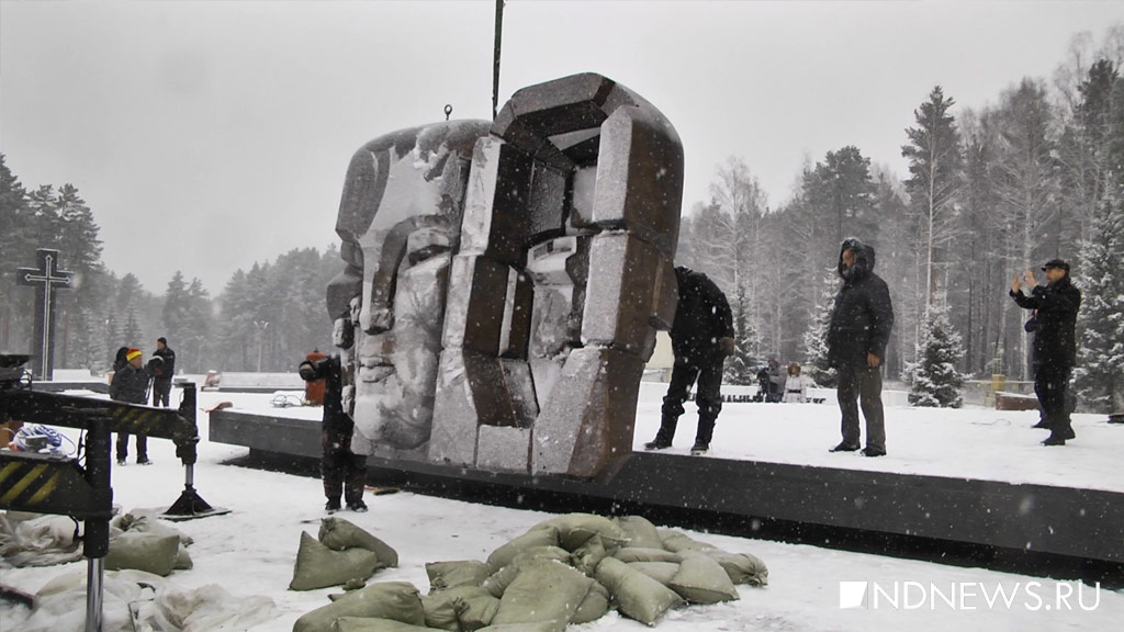 «Маски скорби» Неизвестного установлены в Екатеринбурге (ФОТО, ВИДЕО)