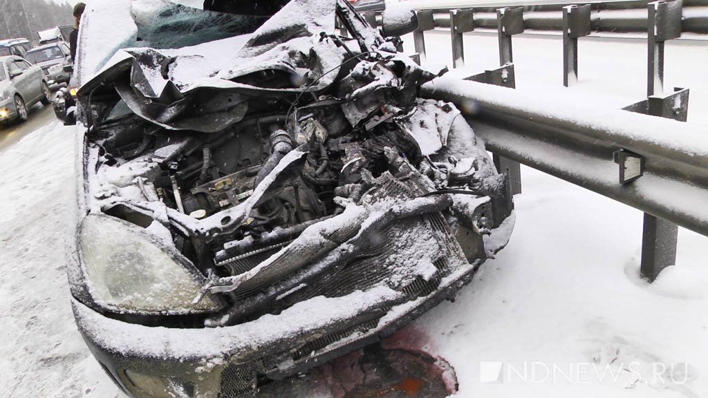 На трассе Пермь – Екатеринбург легковушка столкнулась с двумя грузовиками, водитель погиб