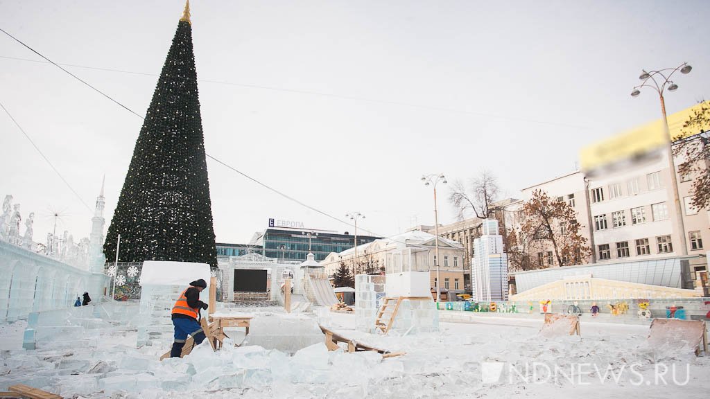 Ломают горки, убирают лошадей – как в Екатеринбурге разбирают ледовый городок (ФОТО)