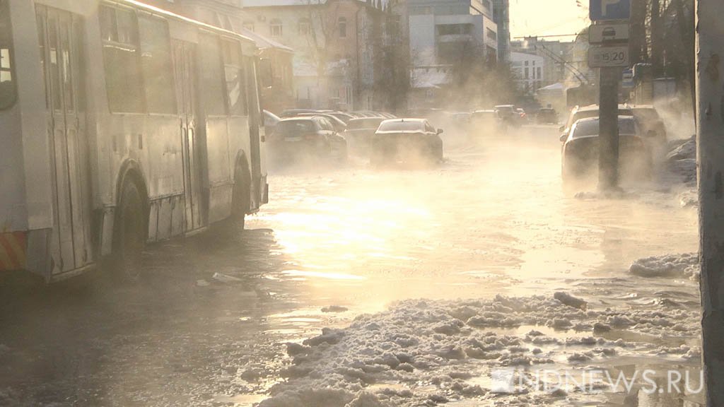 «Из люков фонтаны бьют» – в центре Екатеринбурга прорвало водовод (ФОТО, ВИДЕО)