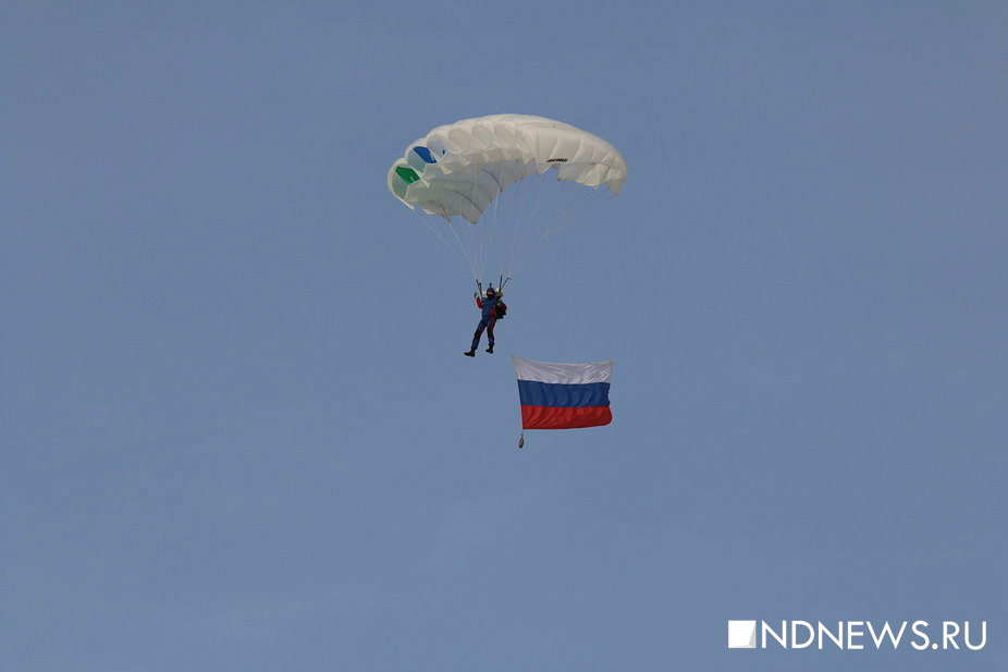 Воздушный бой, парашютисты и ретро-техника: ДОСААФ в Екатеринбурге отметил 90-летие (ФОТО, ВИДЕО)