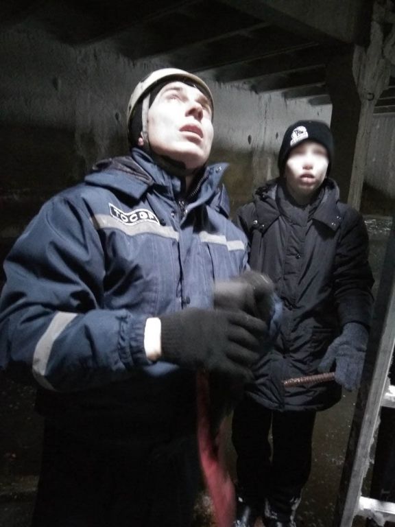 Спасатели в Тюмени достали из подземного бункера ребенка. В ЧП разбираются следователи (ФОТО)