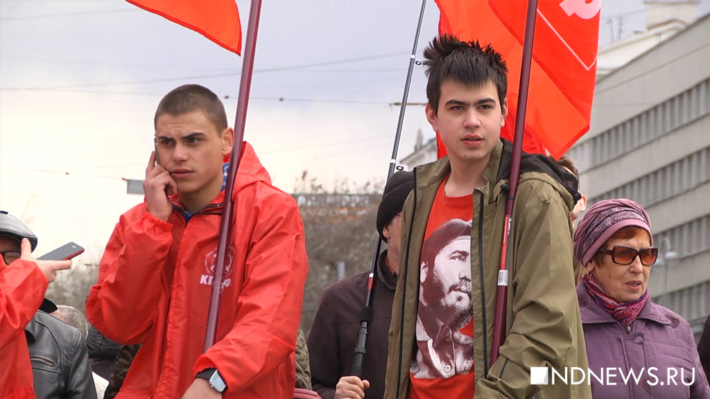 С советскими песнями и красными флагами: Екатеринбург отметил Первомай (ВИДЕО, ФОТО)