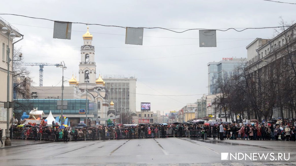 «Бессмертный полк» шел по Екатеринбургу больше часа: море людей с фотографиями фронтовиков растянулось на километры (ФОТО, ВИДЕО)