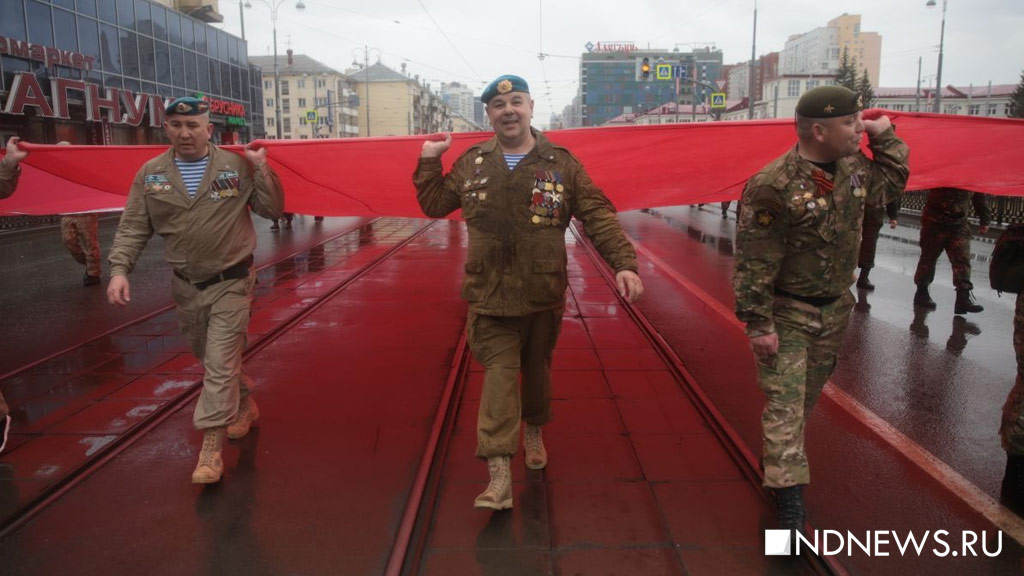 «Бессмертный полк» шел по Екатеринбургу больше часа: море людей с фотографиями фронтовиков растянулось на километры (ФОТО, ВИДЕО)