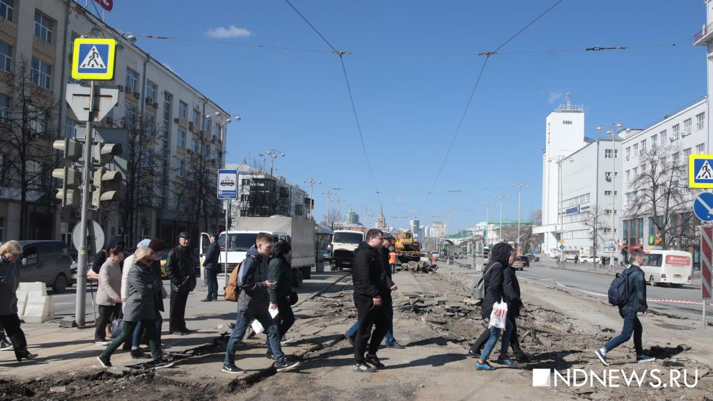 Центр Екатеринбурга встал в пробку из-за ремонта и невнимательных водителей (ФОТО)