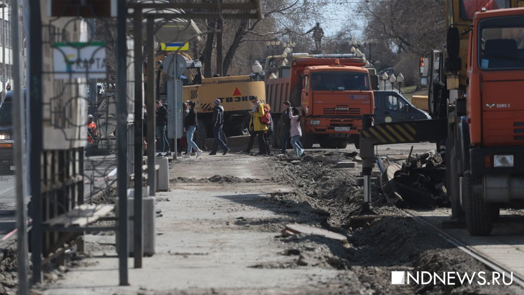 Центр Екатеринбурга встал в пробку из-за ремонта и невнимательных водителей (ФОТО)