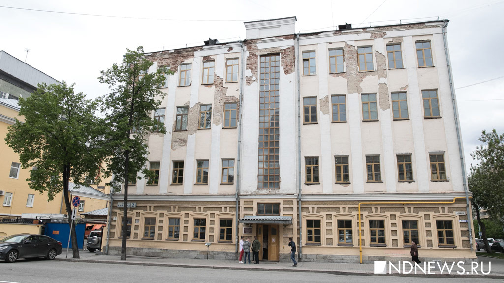 Разрисованный, облупленный, дырявый: центр Екатеринбурга за пять дней до ЧМ (ФОТОРЕПОРТАЖ)