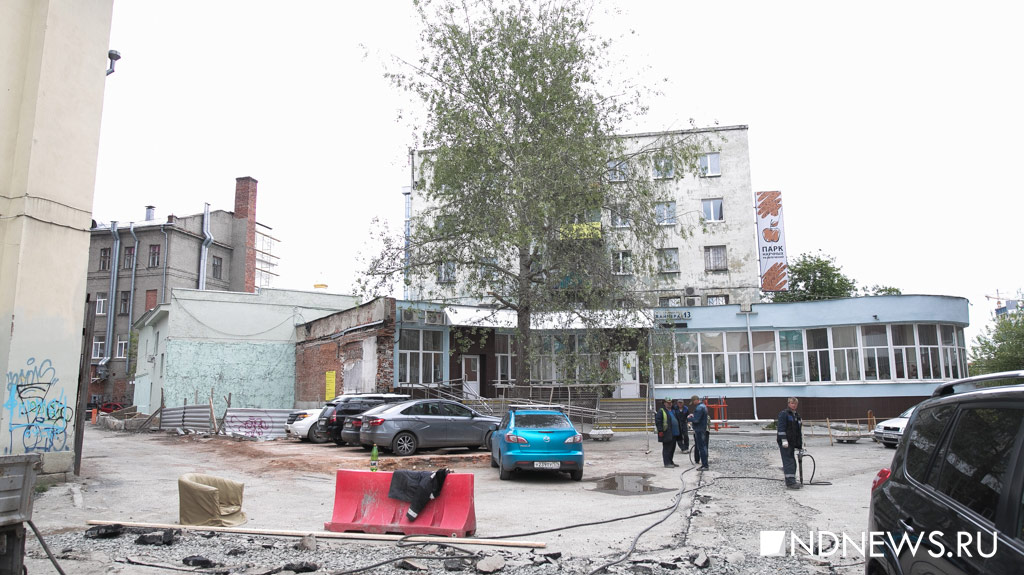 Разрисованный, облупленный, дырявый: центр Екатеринбурга за пять дней до ЧМ (ФОТОРЕПОРТАЖ)