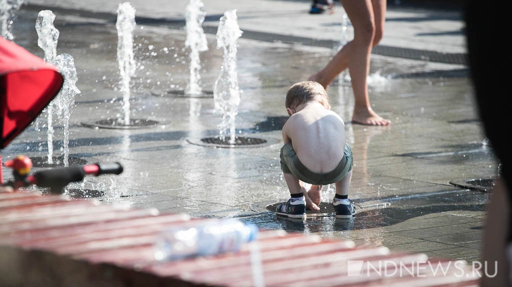 В Екатеринбург вернулась жара, уральцы охлаждаются в фонтанах (ФОТО)