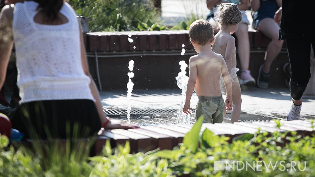В Екатеринбург вернулась жара, уральцы охлаждаются в фонтанах (ФОТО)