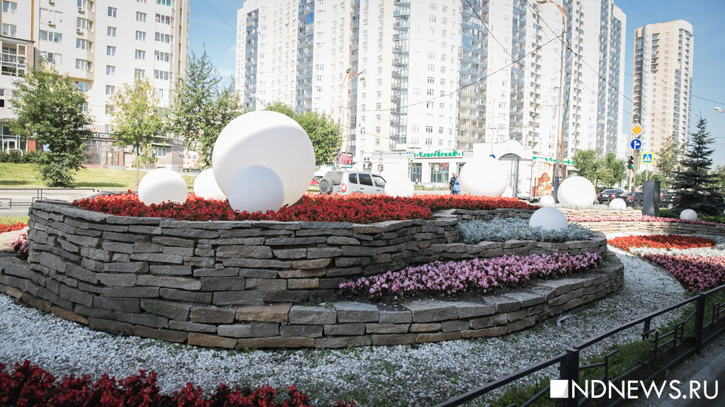 В Екатеринбурге выбирают лучшие цветочные клумбы – в тренде «морские волны» (ФОТО)