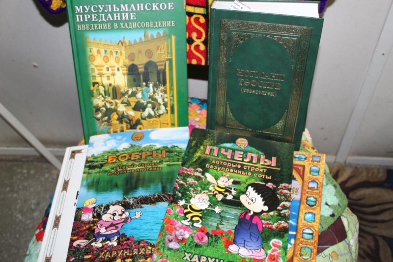 На городском рынке в Нефтеюганске ФСБ и ОМОН изъяли книги про бобров и пчёл (ВИДЕО)