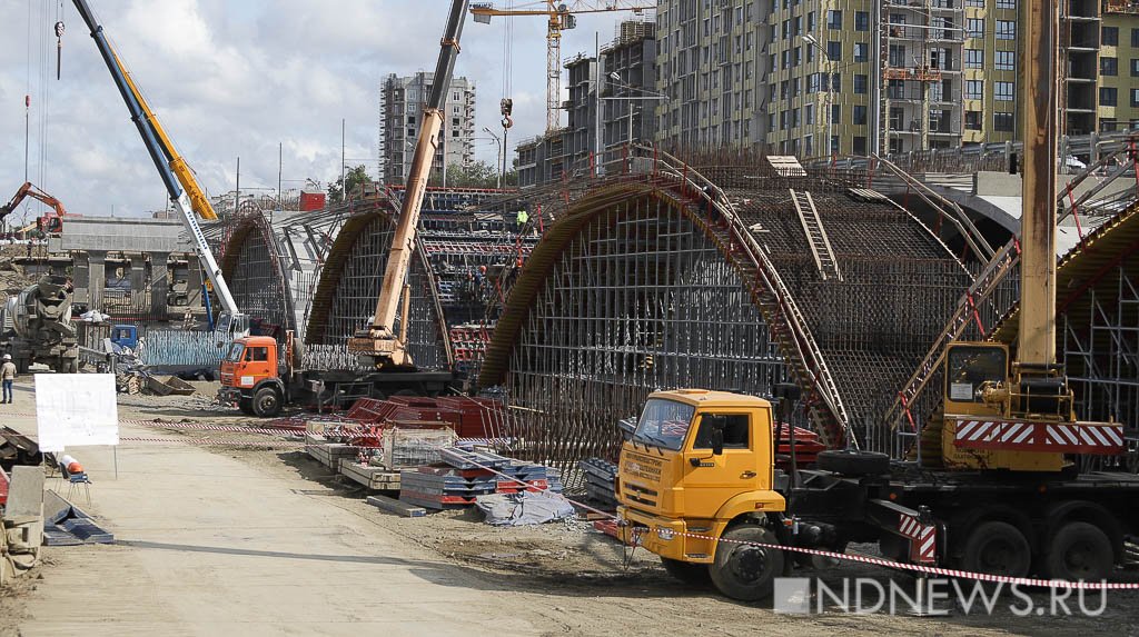 Уровень воды поднимут осенью, арки зальют зимой: подрядчик рассказал, как дальше будут строить Макаровский мост (ФОТО)