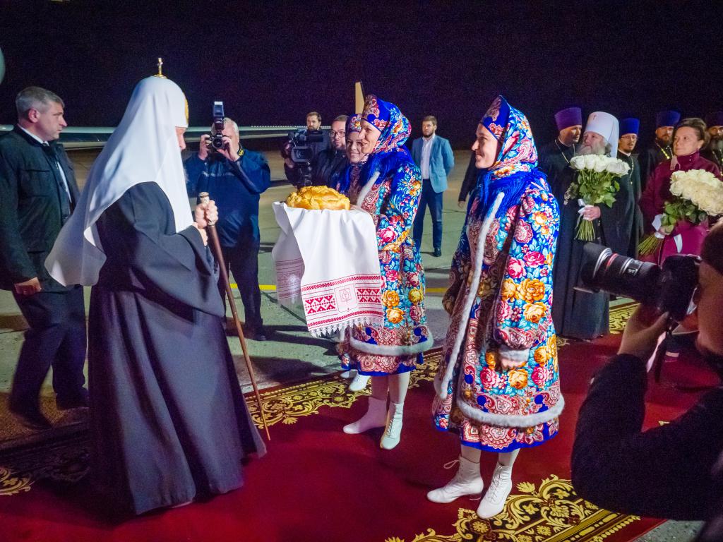 Патриарха Кирилла в Югре встретили нефтяной генерал и губернатор Комарова