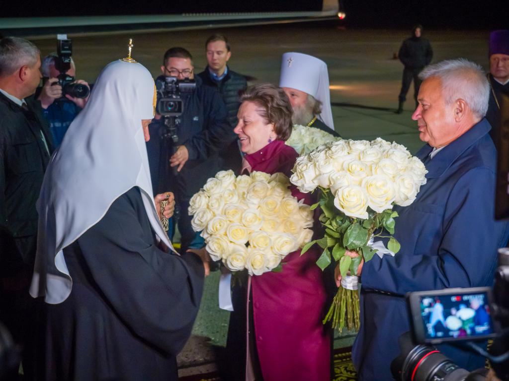 Патриарха Кирилла в Югре встретили нефтяной генерал и губернатор Комарова