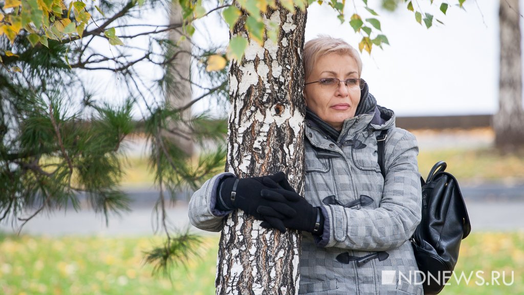 Жители Екатеринбурга устроили «обнимашки» с деревьями, которые вырубят ради храма (ФОТО)