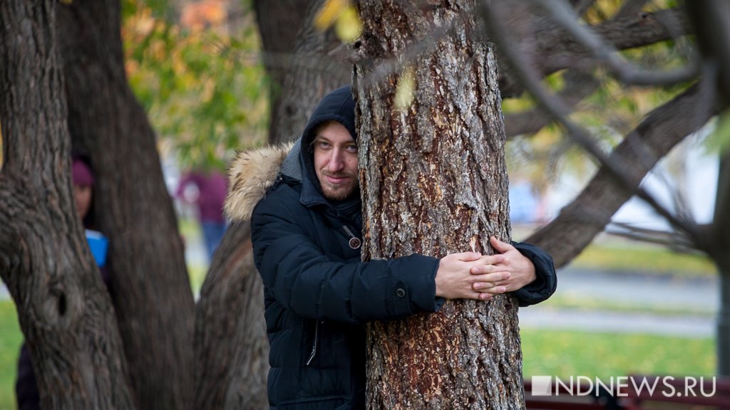 Жители Екатеринбурга устроили «обнимашки» с деревьями, которые вырубят ради храма (ФОТО)