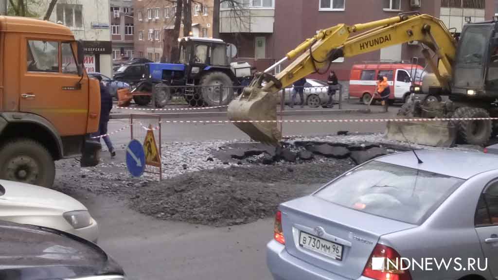 Ночью в центре Екатеринбурга забил гейзер в несколько метров высотой (ВИДЕО, ФОТО)