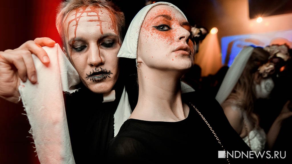 Екатеринбуржцы досрочно отпраздновали Хеллоуин – в фаворе оказались костюмы зомби, клоунов и мертвых невест (ФОТО)