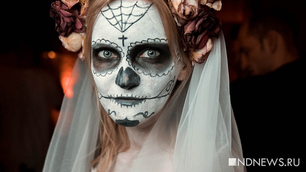Екатеринбуржцы досрочно отпраздновали Хеллоуин – в фаворе оказались костюмы зомби, клоунов и мертвых невест (ФОТО)