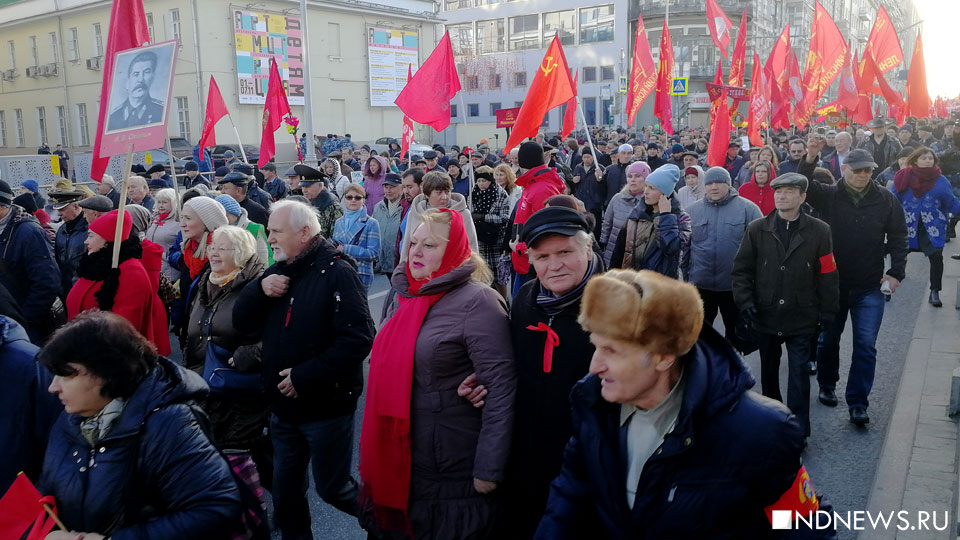 «Политика Кремля приближает революцию!» Москва вышла на демонстрацию в честь Октября-1917 (ФОТО)