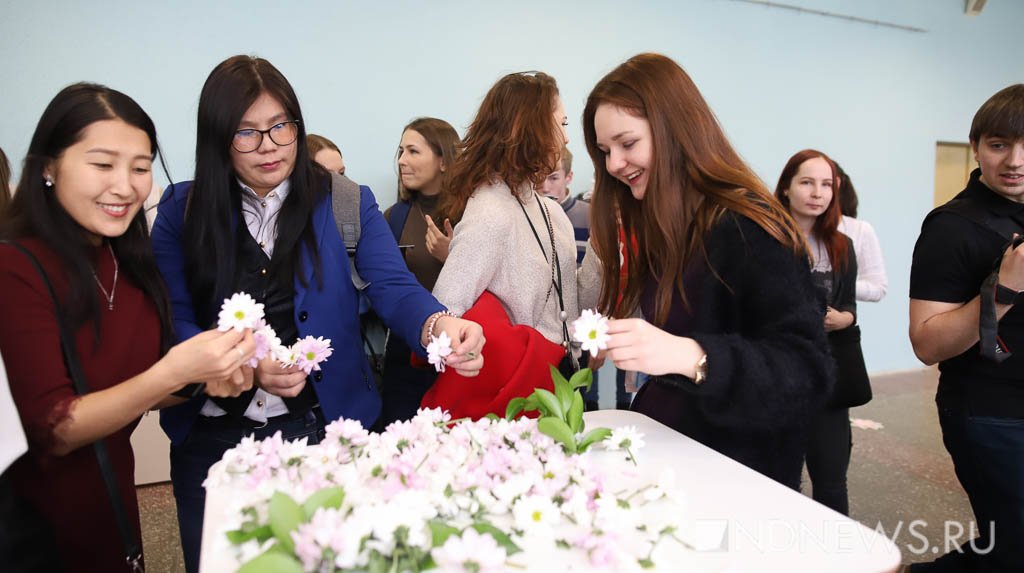 Татьянам дарят цветы, остальным – наливают: в УрФУ отметили День студента (ФОТО)