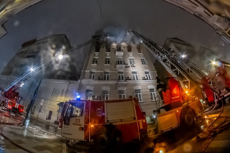 В жутком пожаре в центре Москвы погибли люди, есть пострадавшие (ФОТО, ВИДЕО)