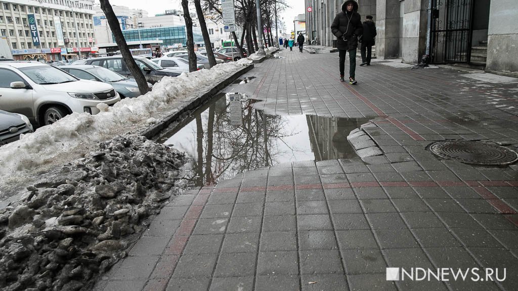 Над головой сугробы, под ногами грязь: как выглядит весенний Екатеринбург (ФОТО)
