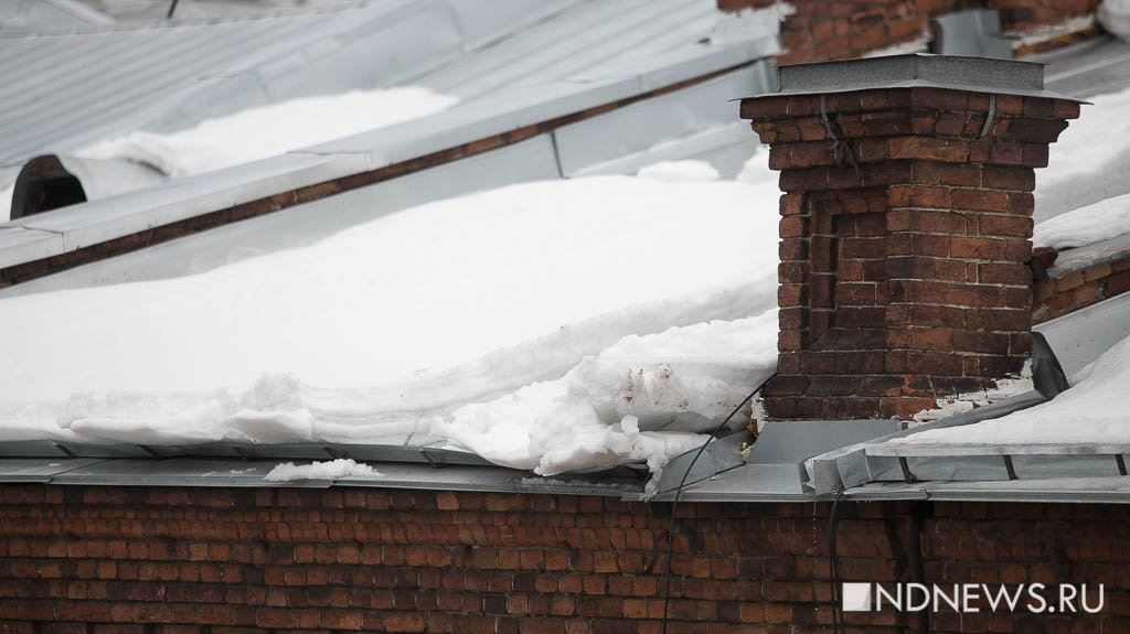 На дворника-пенсионерку упала глыба льда с крыши. Женщина в реанимации