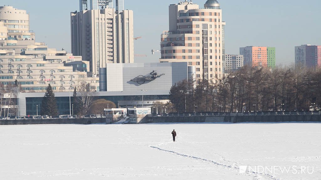 Прогулки по воде: екатеринбуржцы ходят по городскому пруду, несмотря на проталины (ФОТО)