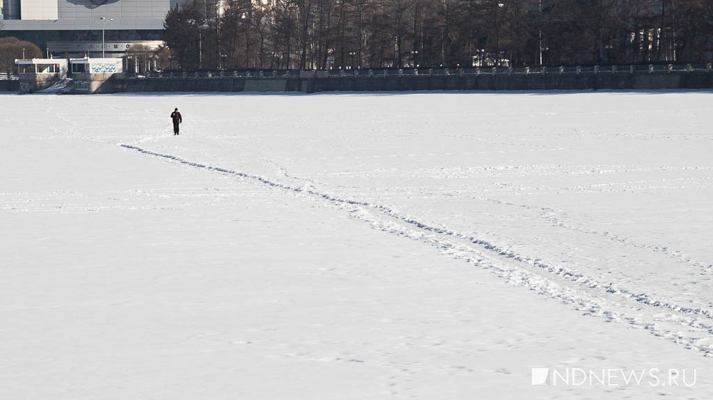 Прогулки по воде: екатеринбуржцы ходят по городскому пруду, несмотря на проталины (ФОТО)