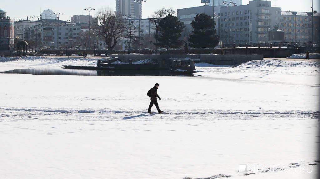 Прогулки по воде: екатеринбуржцы ходят по городскому пруду, несмотря на проталины (ФОТО)