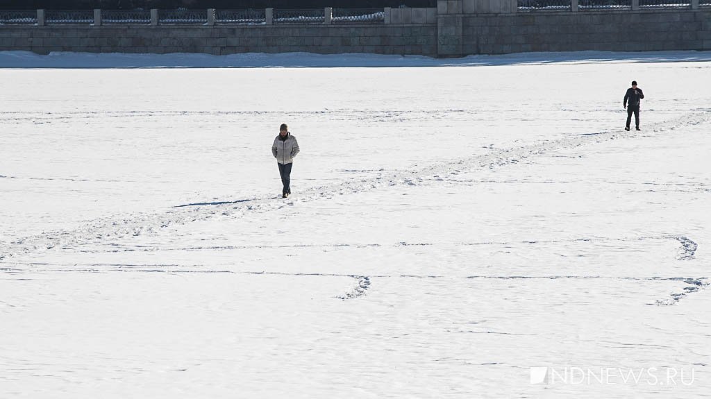 Прогулки по воде: екатеринбуржцы ходят по городскому пруду, несмотря на проталины (ФОТО)
