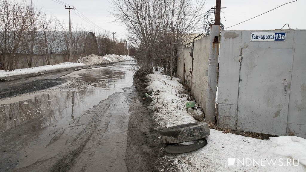 В поселке Шарташ огромная лужа затопила единственную дорогу к городу (ВИДЕО)