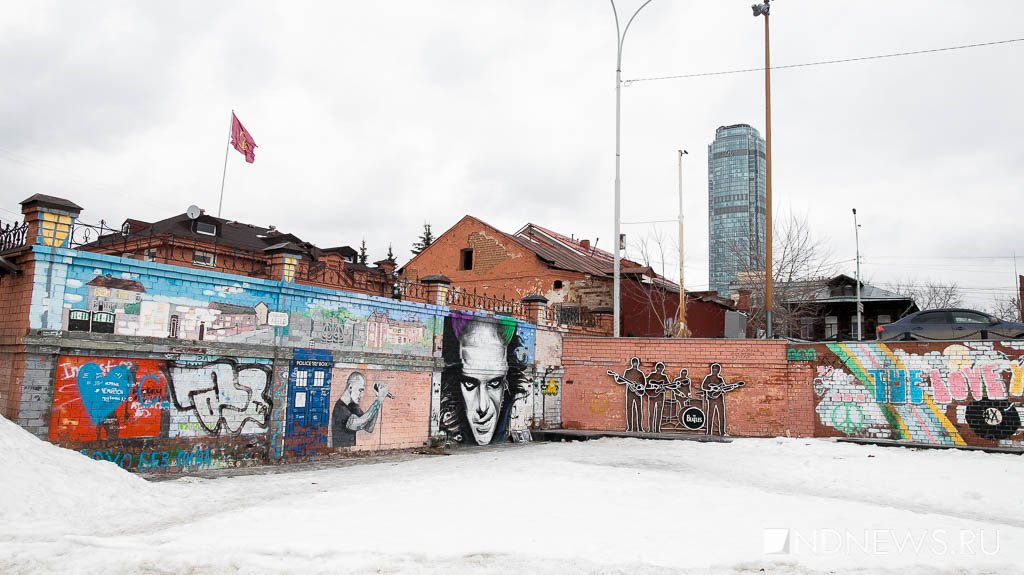 В Екатеринбурге рядом с «битлами» появилась стена памяти Кита Флинта (ФОТО)