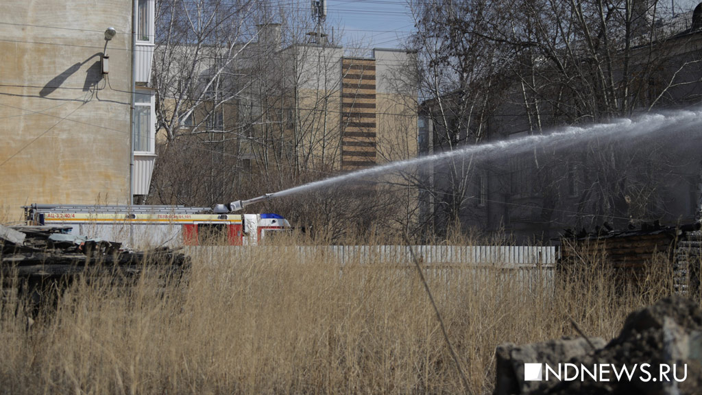 Возле автовокзала Екатеринбурга загорелся дом с нелегальными жильцами (ФОТО)