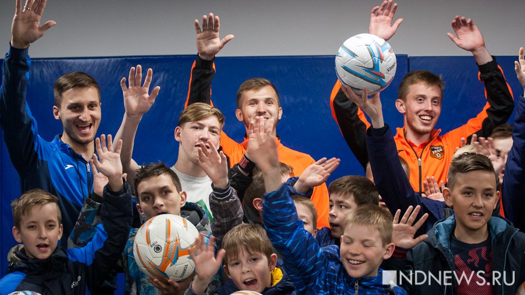Юным футболистам из детских домов Урала показали Екатеринбург-арену из ложи губернатора (ФОТО)