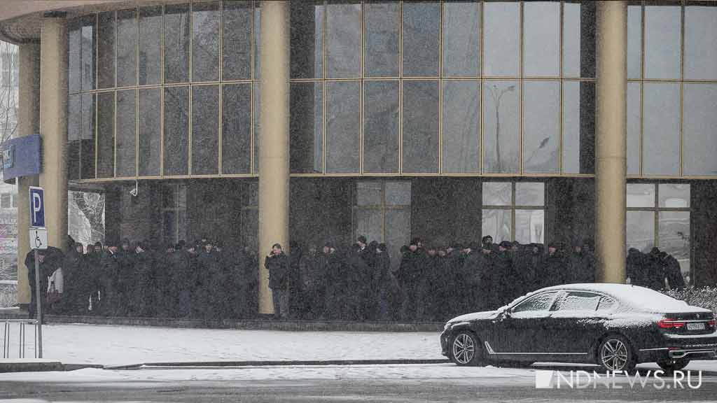 Замерзшие чиновники и стойкие палестинские музыканты: в Екатеринбурге прошел Пасхальный крестный ход под снегом (ФОТО)