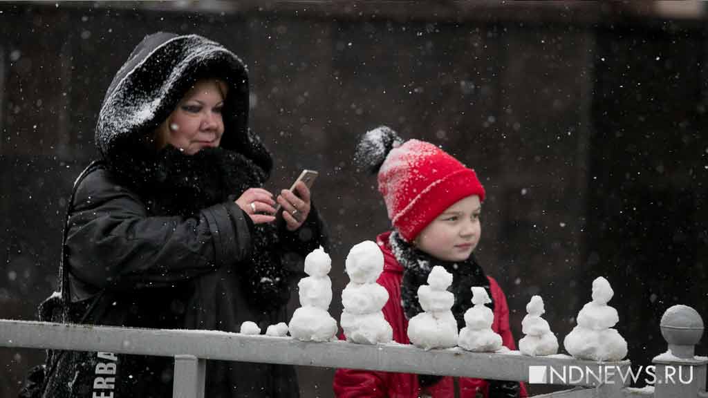 Замерзшие чиновники и стойкие палестинские музыканты: в Екатеринбурге прошел Пасхальный крестный ход под снегом (ФОТО)