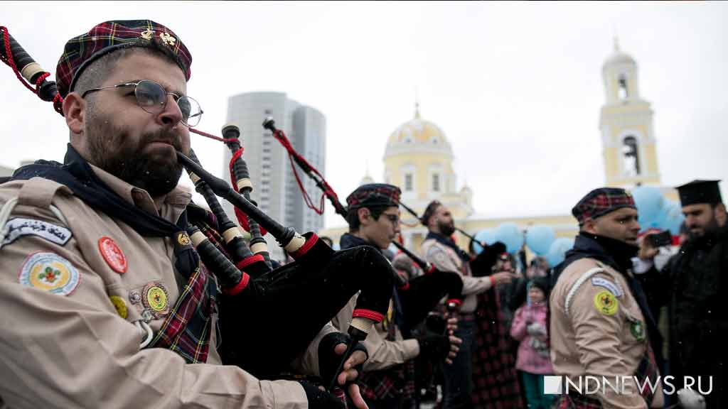 Замерзшие чиновники и стойкие палестинские музыканты: в Екатеринбурге прошел Пасхальный крестный ход под снегом (ФОТО)