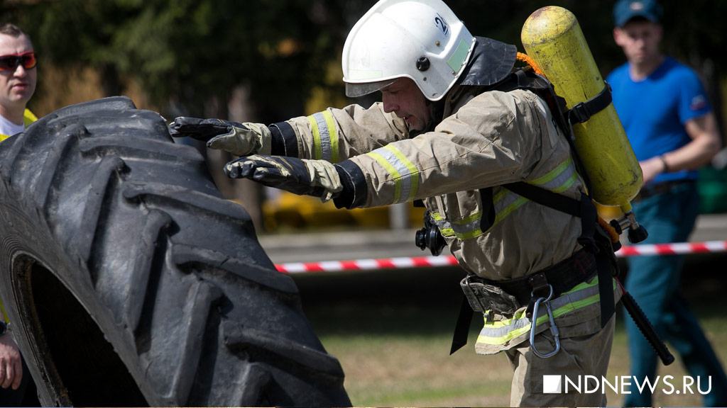 Кроссфит для пожарных: спасатели соревнуются в полной экипировке в +28 (ФОТО)
