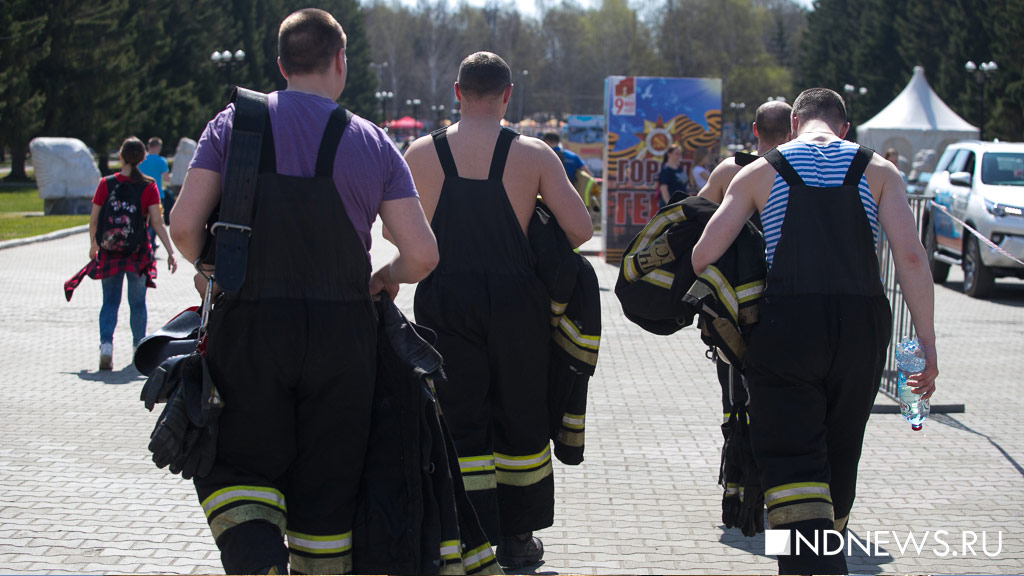 Кроссфит для пожарных: спасатели соревнуются в полной экипировке в +28 (ФОТО)